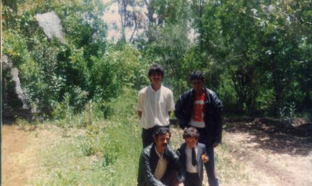 moi avec mon pére et mon oncle et son ami